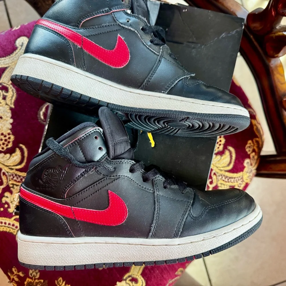 Jordan Kids Black Sneakers with Red Trim - Picture 5 of 8